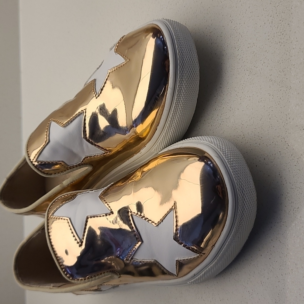 NWT Wild Diva rose gold metalic flats Sneakerina with white stars US 7